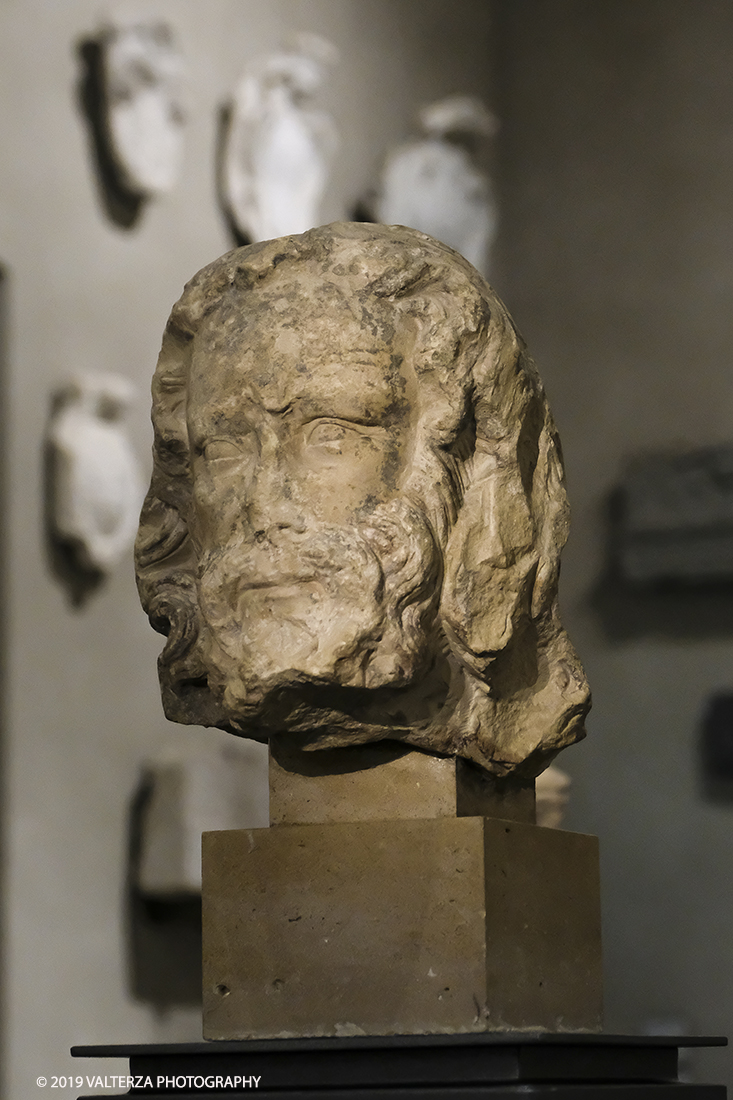 DSCF0936.jpg - 04/04/2019. Torino. Mostra multimediale che da vita a 4 sculture gotiche provenienti dalla cattedrale di Notre-Dame de Paris. Le quatrro teste della mostra sono presentate in un coinvolgente allestimento audiovisivo che ricrea uno sfondo architettonico ed ambientale per le sculture, arricchendo la visita con con proiezioni e voci fuori campo, che animano i quattro personaggi e ne raccontano la storia. Nella foto testa di uomo barbuto, da Notre Dame de Paris,1250-1258.