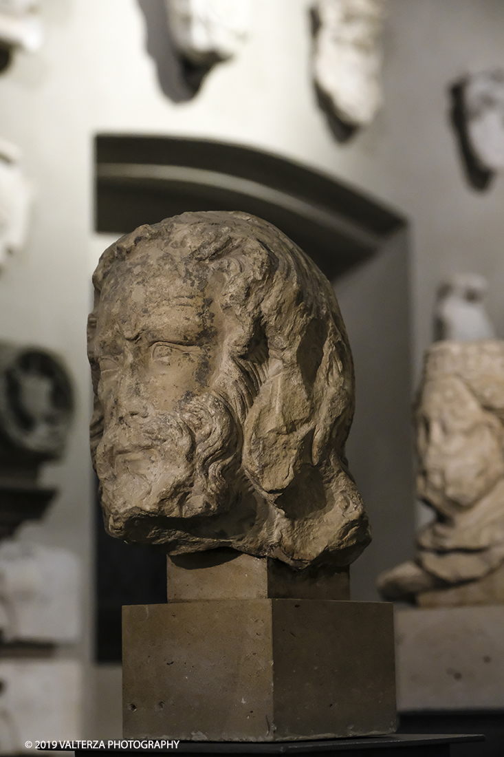 DSCF0945.jpg - 04/04/2019. Torino. Mostra multimediale che da vita a 4 sculture gotiche provenienti dalla cattedrale di Notre-Dame de Paris. Le quatrro teste della mostra sono presentate in un coinvolgente allestimento audiovisivo che ricrea uno sfondo architettonico ed ambientale per le sculture, arricchendo la visita con con proiezioni e voci fuori campo, che animano i quattro personaggi e ne raccontano la storia. Nella foto testa di uomo barbuto, da Notre Dame de Paris,1250-1258.