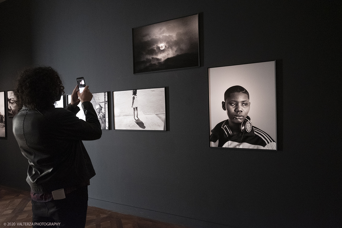 _DSF7109.jpg - 30/09/2020. Venaria Reale. L'intenzione della mostra, con piÃ¹ di 200 immagini e quattro video, Ã¨ di permettere al valutatore di riflettere su alcuni momenti cruciali della storia recente, attraverso gli occhi del fotografo. Nella foto, visita alla mostra