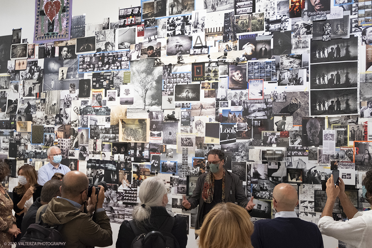 _DSF7296.jpg - 30/09/2020. Venaria Reale. L'intenzione della mostra, con piÃ¹ di 200 immagini e quattro video, Ã¨ di permettere al valutatore di riflettere su alcuni momenti cruciali della storia recente, attraverso gli occhi del fotografo. Nella foto visita alla mostra