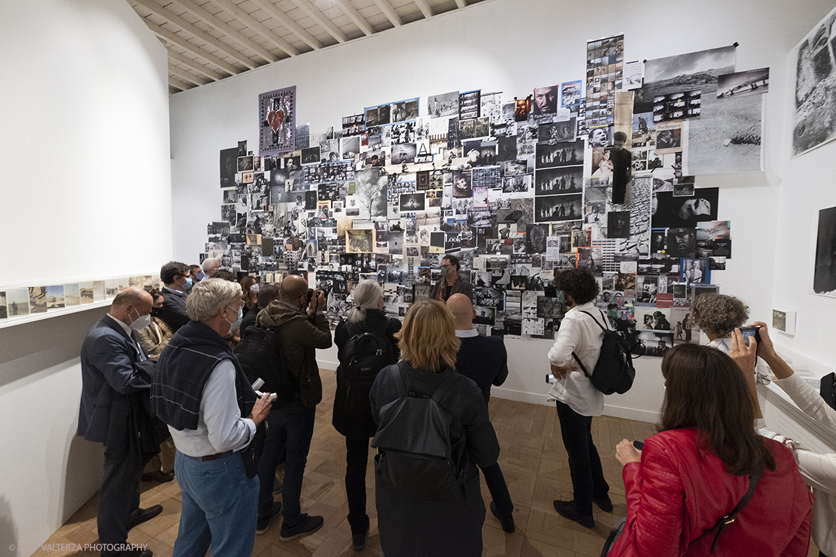 _DSF7299.jpg - 30/09/2020. Venaria Reale. L'intenzione della mostra, con piÃ¹ di 200 immagini e quattro video, Ã¨ di permettere al valutatore di riflettere su alcuni momenti cruciali della storia recente, attraverso gli occhi del fotografo. Nella foto visita alla mostra