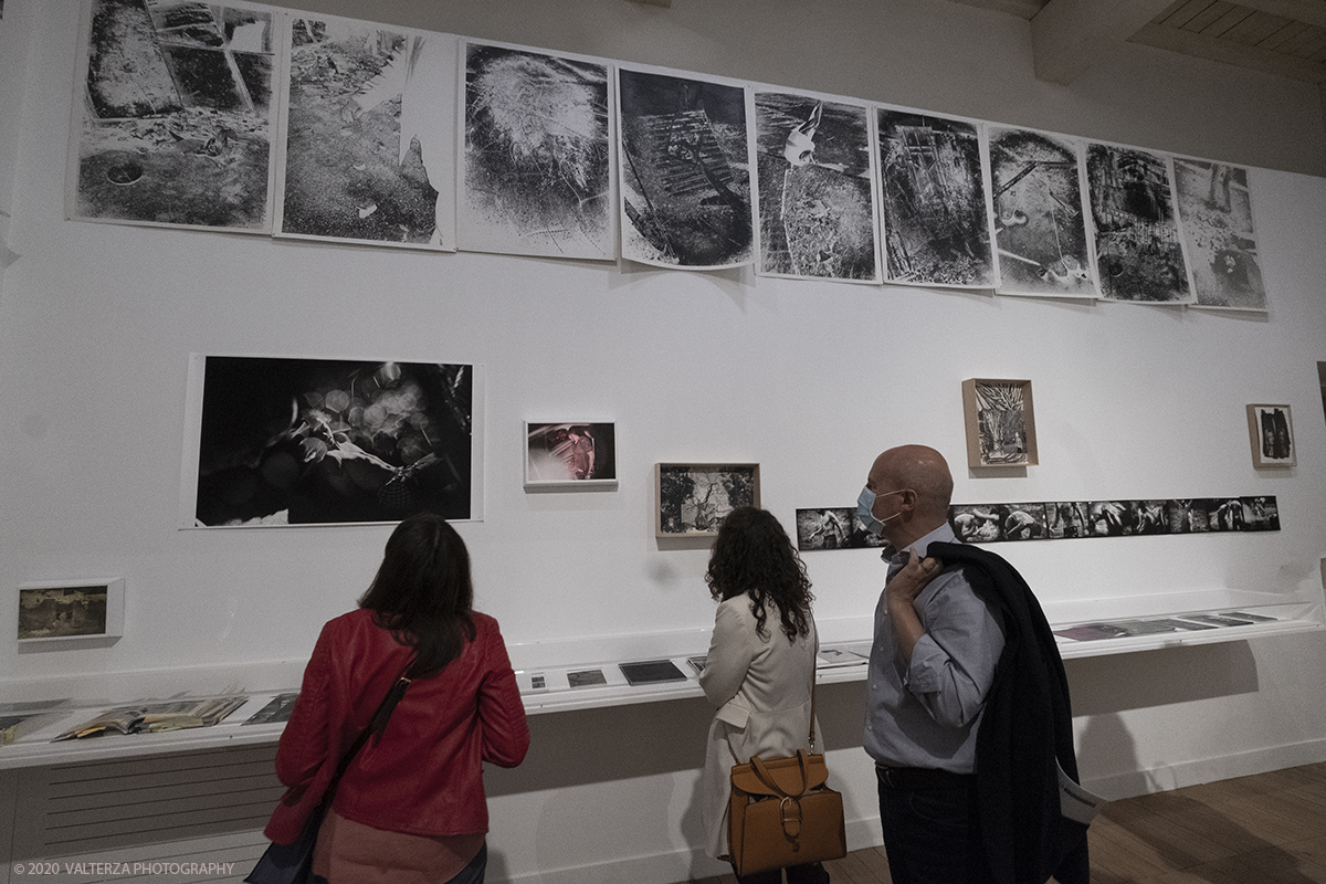 _DSF7323.jpg - 30/09/2020. Venaria Reale. L'intenzione della mostra, con piÃ¹ di 200 immagini e quattro video, Ã¨ di permettere al valutatore di riflettere su alcuni momenti cruciali della storia recente, attraverso gli occhi del fotografo. Nella foto, visita alla mostra