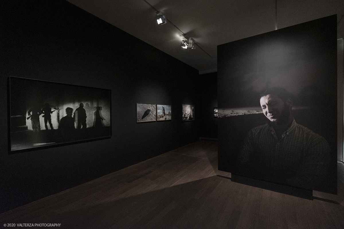 _DSF7386.jpg - 30/09/2020. Venaria Reale. L'intenzione della mostra, con piÃ¹ di 200 immagini e quattro video, Ã¨ di permettere al valutatore di riflettere su alcuni momenti cruciali della storia recente, attraverso gli occhi del fotografo. Nella foto sala 7, in pp un salafita in preghiera in un cimitero islamico, Egitto 2014