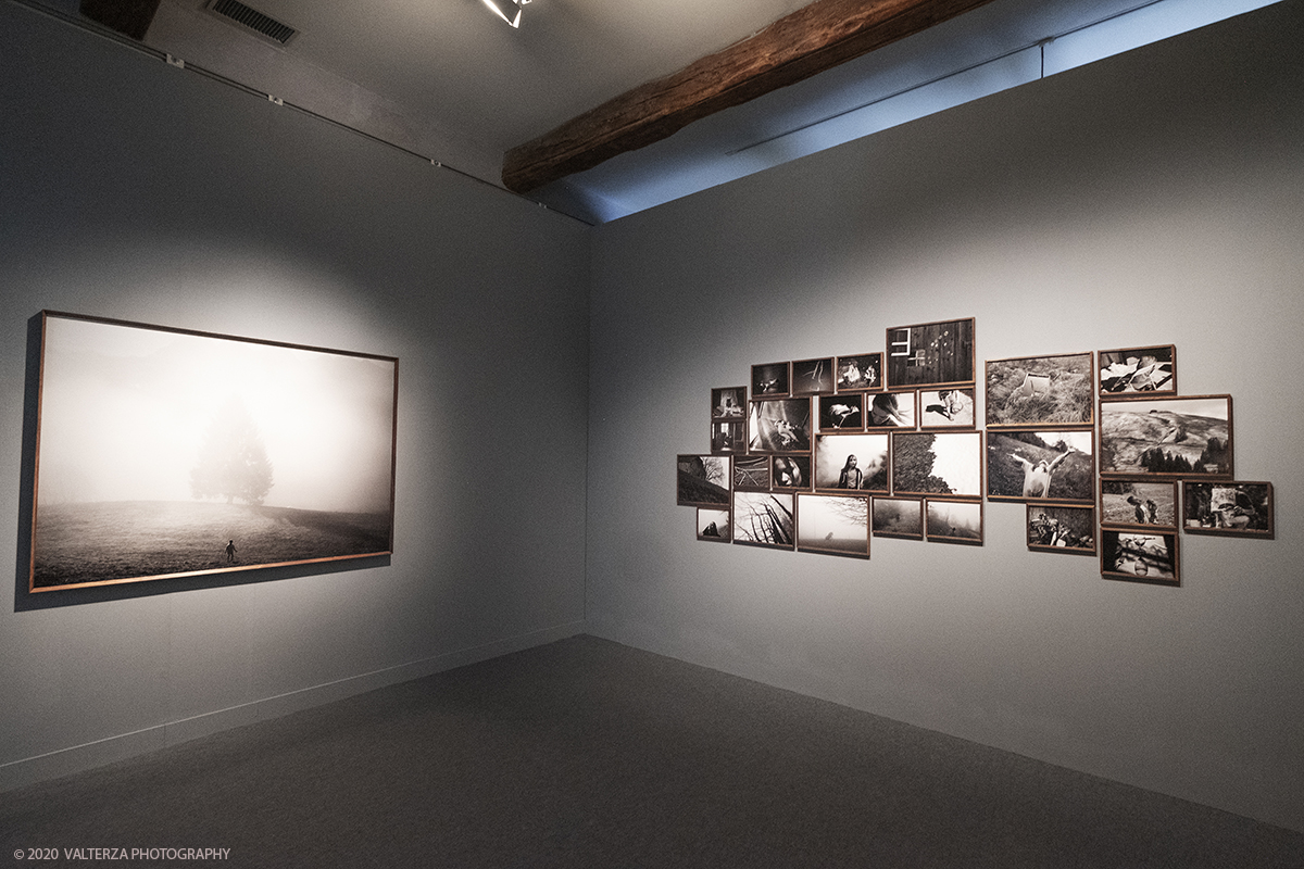 _DSF7461.jpg - 30/09/2020. Venaria Reale. L'intenzione della mostra, con piÃ¹ di 200 immagini e quattro video, Ã¨ di permettere al valutatore di riflettere su alcuni momenti cruciali della storia recente, attraverso gli occhi del fotografo. Nella foto sala n.16 con fotografie di famiglia , Svizzera 2020