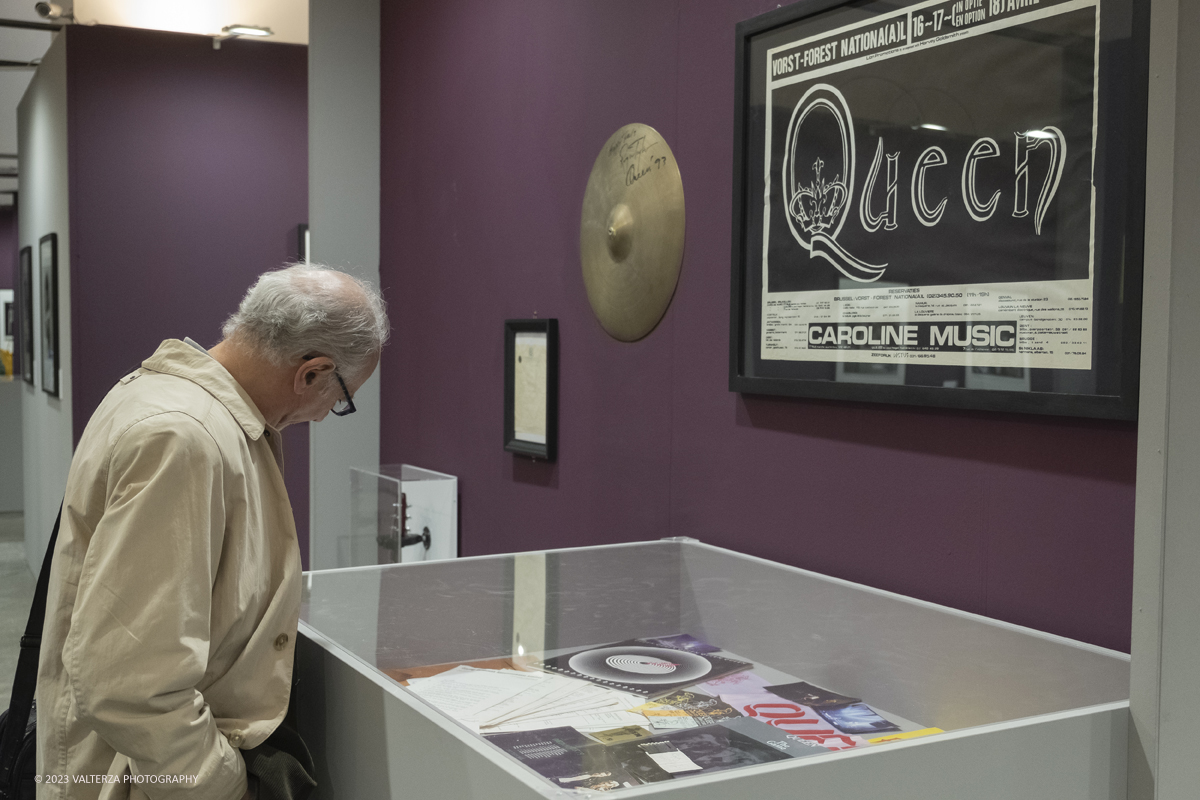 _DSF1927.jpg - 05/04/2023. Torino. La mostra Peter Hince  Queen Experience.,  documenta il fruttuoso rapporto di amicizia e lavoro tra l'artista londinese e la formazione capitanata dal compianto Freddie Mercury  con oltre sessanta scatti realizzati dall'amico e collaboratore della band Peter Hince ,arricchiti da un centinaio di cimeli, poster, dischi e filmati d'epoca. Nella foto in visita all'esposizione