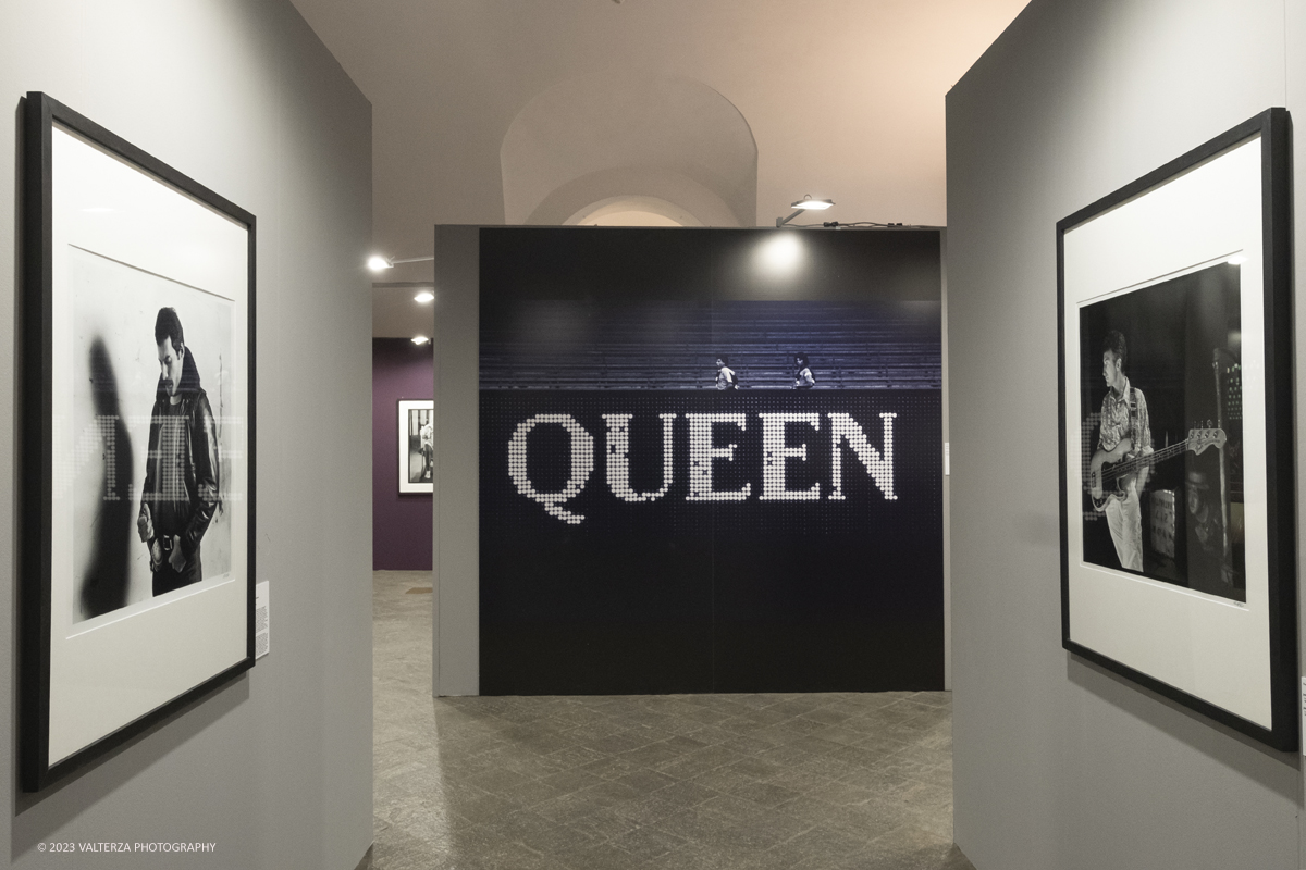 _DSF8635.jpg - 05/04/2023. Torino. La mostra Peter Hince  Queen Experience.,  documenta il fruttuoso rapporto di amicizia e lavoro tra l'artista londinese e la formazione capitanata dal compianto Freddie Mercury  con oltre sessanta scatti realizzati dall'amico e collaboratore della band Peter Hince ,arricchiti da un centinaio di cimeli, poster, dischi e filmati d'epoca. Nella foto parte della installazione della mostra