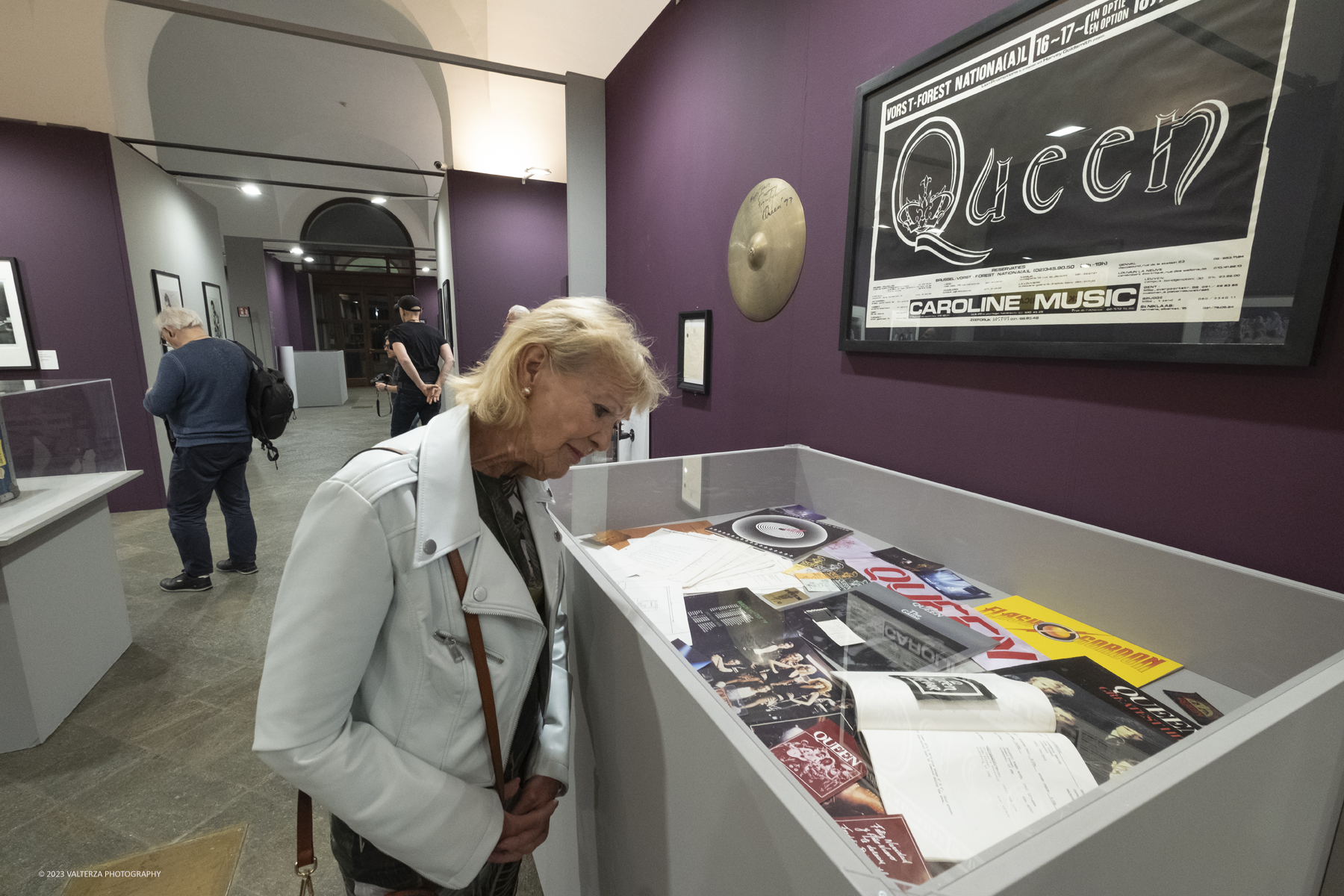 _DSF9015.jpg - 05/04/2023. Torino. La mostra Peter Hince  Queen Experience.,  documenta il fruttuoso rapporto di amicizia e lavoro tra l'artista londinese e la formazione capitanata dal compianto Freddie Mercury  con oltre sessanta scatti realizzati dall'amico e collaboratore della band Peter Hince ,arricchiti da un centinaio di cimeli, poster, dischi e filmati d'epoca. Nella foto in visita all'esposizione