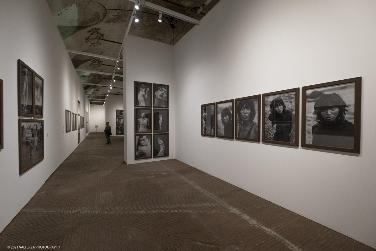 _DSF5004.jpg - 12/05/2021. Torino. Questa mostra, frutto della collaborazione tra Paratissima, la Peter Lindbergh foundation  ed Il Kunstpalast di Dusseldorf Ã¨ un autoritratto e, allo stesso tempo,un grande omaggio al maestro perchÃ¨ Ã¨ un progetto voluto e curato da lui personalmente  prima di lasciarci prematuramente. Nella foto parte dell'allestimento della mostra