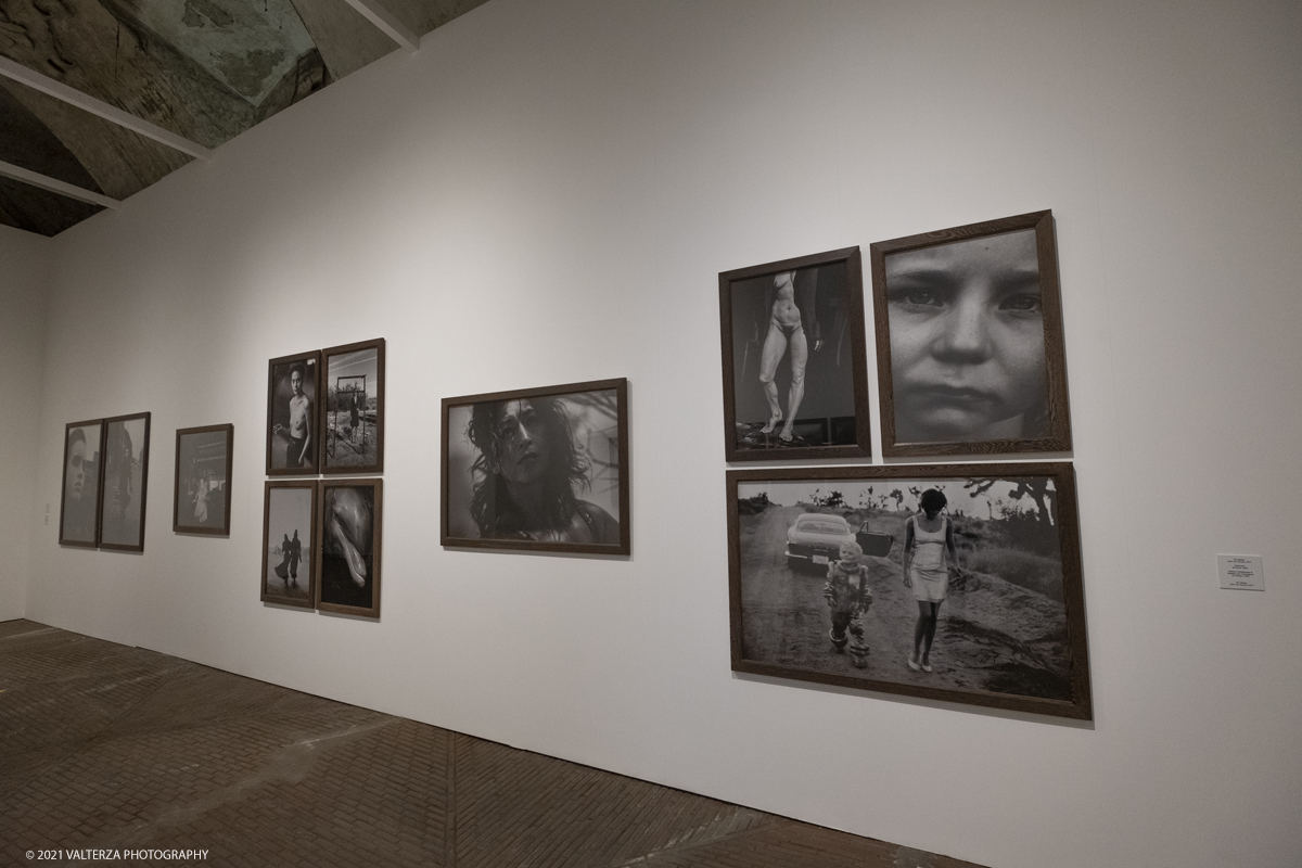 _DSF5006.jpg - 12/05/2021. Torino. Questa mostra, frutto della collaborazione tra Paratissima, la Peter Lindbergh foundation  ed Il Kunstpalast di Dusseldorf Ã¨ un autoritratto e, allo stesso tempo,un grande omaggio al maestro perchÃ¨ Ã¨ un progetto voluto e curato da lui personalmente  prima di lasciarci prematuramente. Nella foto parte dell'allestimento della mostra