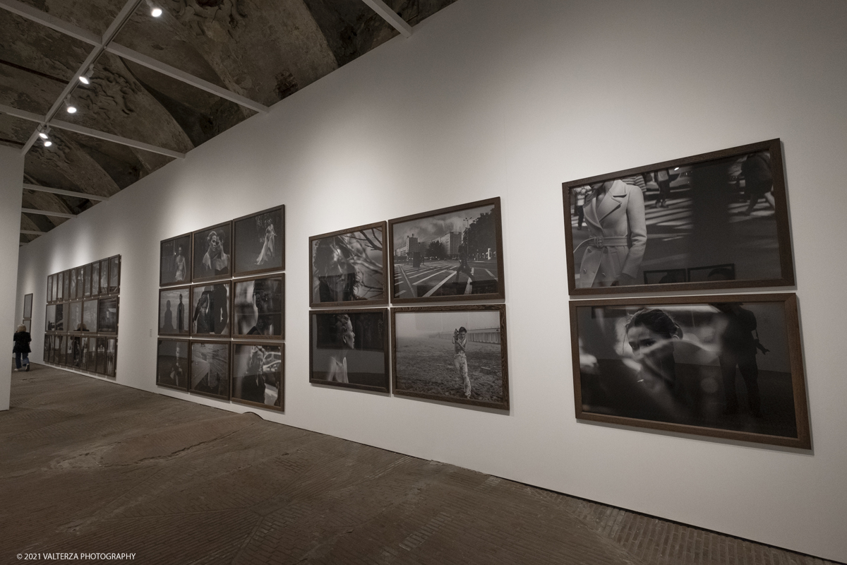 _DSF5032.jpg - 12/05/2021. Torino. Questa mostra, frutto della collaborazione tra Paratissima, la Peter Lindbergh foundation  ed Il Kunstpalast di Dusseldorf Ã¨ un autoritratto e, allo stesso tempo,un grande omaggio al maestro perchÃ¨ Ã¨ un progetto voluto e curato da lui personalmente  prima di lasciarci prematuramente. Nella foto parte dell'allestimento della mostra