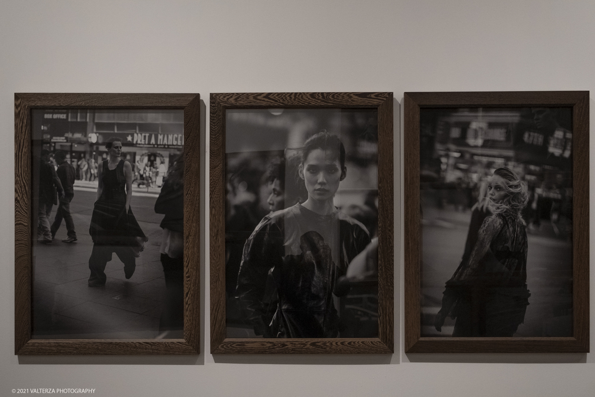 _DSF5042.jpg - 12/05/2021. Torino. Questa mostra, frutto della collaborazione tra Paratissima, la Peter Lindbergh foundation  ed Il Kunstpalast di Dusseldorf Ã¨ un autoritratto e, allo stesso tempo,un grande omaggio al maestro perchÃ¨ Ã¨ un progetto voluto e curato da lui personalmente  prima di lasciarci prematuramente. Nella foto gruppo di immagini in esposizione