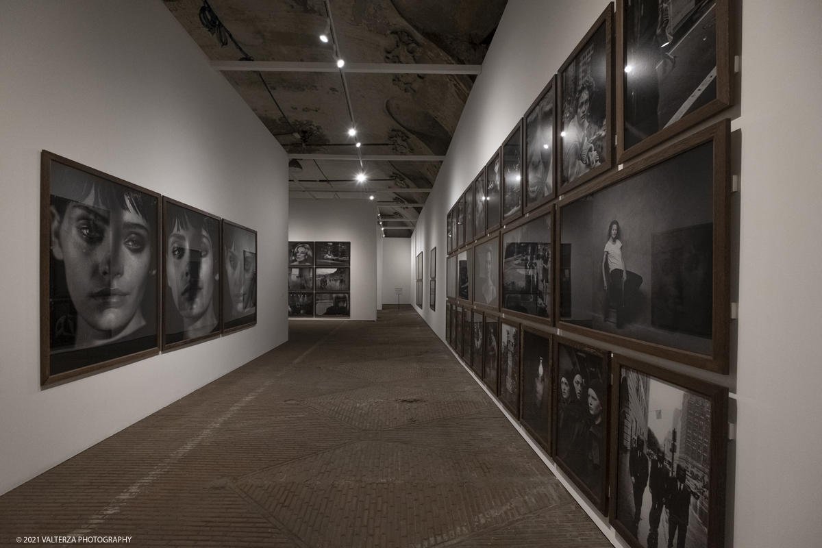 _DSF5056.jpg - 12/05/2021. Torino. Questa mostra, frutto della collaborazione tra Paratissima, la Peter Lindbergh foundation  ed Il Kunstpalast di Dusseldorf Ã¨ un autoritratto e, allo stesso tempo,un grande omaggio al maestro perchÃ¨ Ã¨ un progetto voluto e curato da lui personalmente  prima di lasciarci prematuramente. Nella foto parte dell'allestimento della mostra