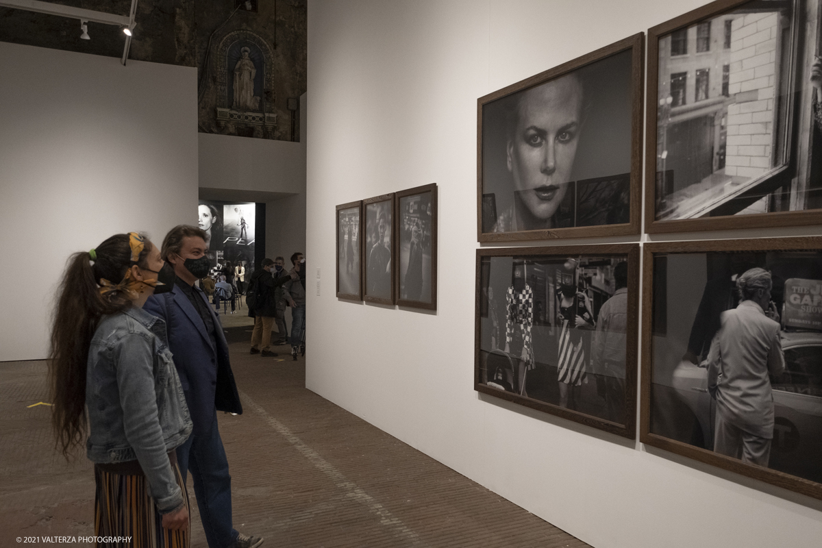 _DSF5126.jpg - 12/05/2021. Torino. Questa mostra, frutto della collaborazione tra Paratissima, la Peter Lindbergh foundation  ed Il Kunstpalast di Dusseldorf Ã¨ un autoritratto e, allo stesso tempo,un grande omaggio al maestro perchÃ¨ Ã¨ un progetto voluto e curato da lui personalmente  prima di lasciarci prematuramente. Nella foto in visita alla mostra