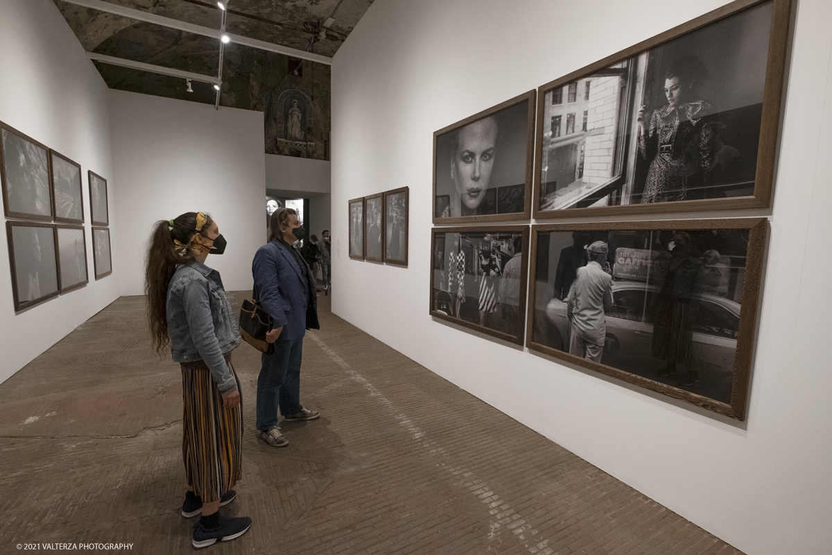 _DSF5127.jpg - 12/05/2021. Torino. Questa mostra, frutto della collaborazione tra Paratissima, la Peter Lindbergh foundation  ed Il Kunstpalast di Dusseldorf Ã¨ un autoritratto e, allo stesso tempo,un grande omaggio al maestro perchÃ¨ Ã¨ un progetto voluto e curato da lui personalmente  prima di lasciarci prematuramente. Nella foto in visita alla mostra