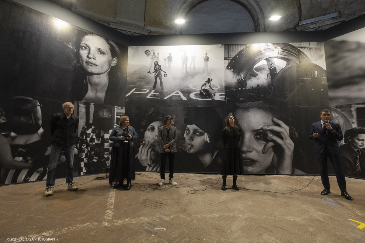 _DSF5157.jpg - 12/05/2021. Torino. Questa mostra, frutto della collaborazione tra Paratissima, la Peter Lindbergh foundation  ed Il Kunstpalast di Dusseldorf Ã¨ un autoritratto e, allo stesso tempo,un grande omaggio al maestro perchÃ¨ Ã¨ un progetto voluto e curato da lui personalmente  prima di lasciarci prematuramente. Nella foto i relatori della conferenza stampa, da sx Anton Corbijn, Sana Lavrov, Benjamin Lindbergh, Laura Milani, GianMarco Sala