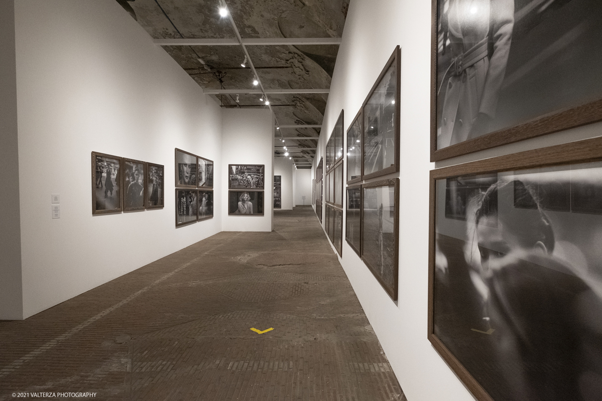 _DSF5167.jpg - 12/05/2021. Torino. Questa mostra, frutto della collaborazione tra Paratissima, la Peter Lindbergh foundation  ed Il Kunstpalast di Dusseldorf Ã¨ un autoritratto e, allo stesso tempo,un grande omaggio al maestro perchÃ¨ Ã¨ un progetto voluto e curato da lui personalmente  prima di lasciarci prematuramente. Nella foto parte dell'allestimento della mostra