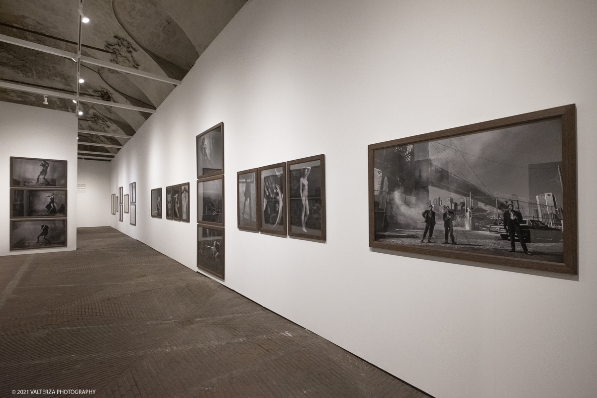 _DSF5204.jpg - 12/05/2021. Torino. Questa mostra, frutto della collaborazione tra Paratissima, la Peter Lindbergh foundation  ed Il Kunstpalast di Dusseldorf Ã¨ un autoritratto e, allo stesso tempo,un grande omaggio al maestro perchÃ¨ Ã¨ un progetto voluto e curato da lui personalmente  prima di lasciarci prematuramente. Nella foto parte dell'allestimento della mostra