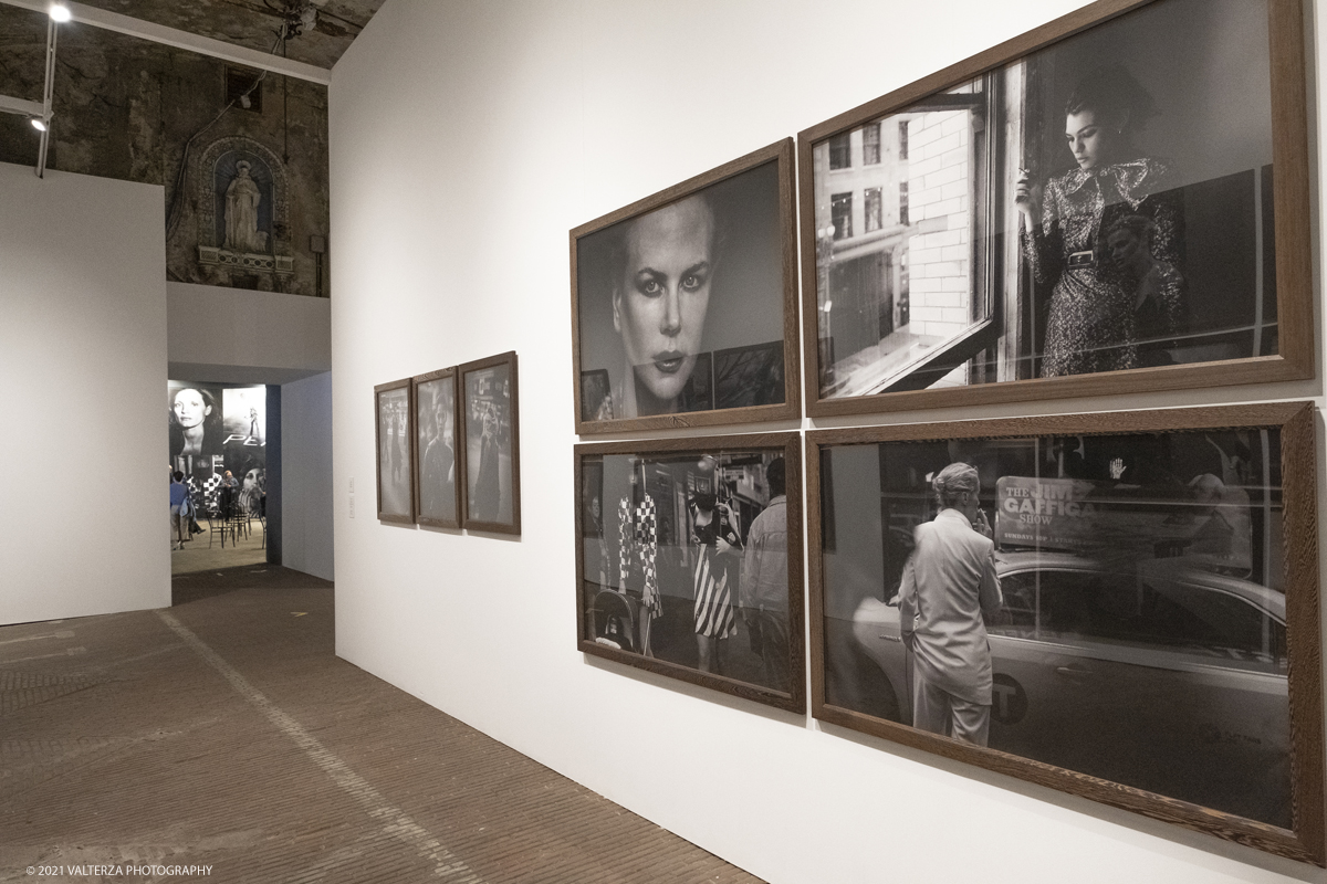 _DSF5211.jpg - 12/05/2021. Torino. Questa mostra, frutto della collaborazione tra Paratissima, la Peter Lindbergh foundation  ed Il Kunstpalast di Dusseldorf Ã¨ un autoritratto e, allo stesso tempo,un grande omaggio al maestro perchÃ¨ Ã¨ un progetto voluto e curato da lui personalmente  prima di lasciarci prematuramente. Nella foto parte dell'allestimento della mostra