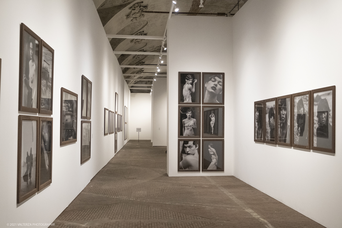 _DSF5220.jpg - 12/05/2021. Torino. Questa mostra, frutto della collaborazione tra Paratissima, la Peter Lindbergh foundation  ed Il Kunstpalast di Dusseldorf Ã¨ un autoritratto e, allo stesso tempo,un grande omaggio al maestro perchÃ¨ Ã¨ un progetto voluto e curato da lui personalmente  prima di lasciarci prematuramente. Nella foto parte dell'allestimento della mostra