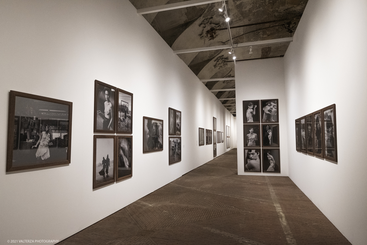 _DSF5222.jpg - 12/05/2021. Torino. Questa mostra, frutto della collaborazione tra Paratissima, la Peter Lindbergh foundation  ed Il Kunstpalast di Dusseldorf Ã¨ un autoritratto e, allo stesso tempo,un grande omaggio al maestro perchÃ¨ Ã¨ un progetto voluto e curato da lui personalmente  prima di lasciarci prematuramente. Nella foto parte dell'allestimento della mostra