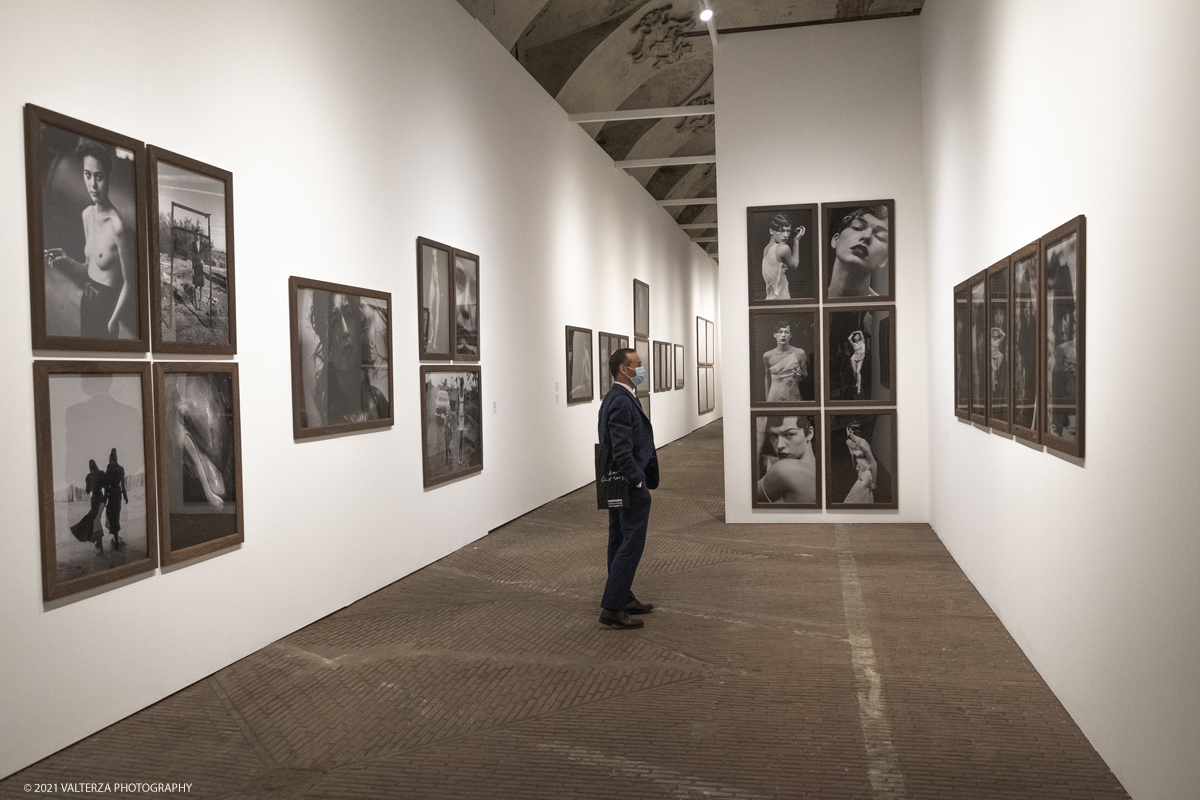 _DSF5227.jpg - 12/05/2021. Torino. Questa mostra, frutto della collaborazione tra Paratissima, la Peter Lindbergh foundation  ed Il Kunstpalast di Dusseldorf Ã¨ un autoritratto e, allo stesso tempo,un grande omaggio al maestro perchÃ¨ Ã¨ un progetto voluto e curato da lui personalmente  prima di lasciarci prematuramente. Nella foto in visita alla mostra