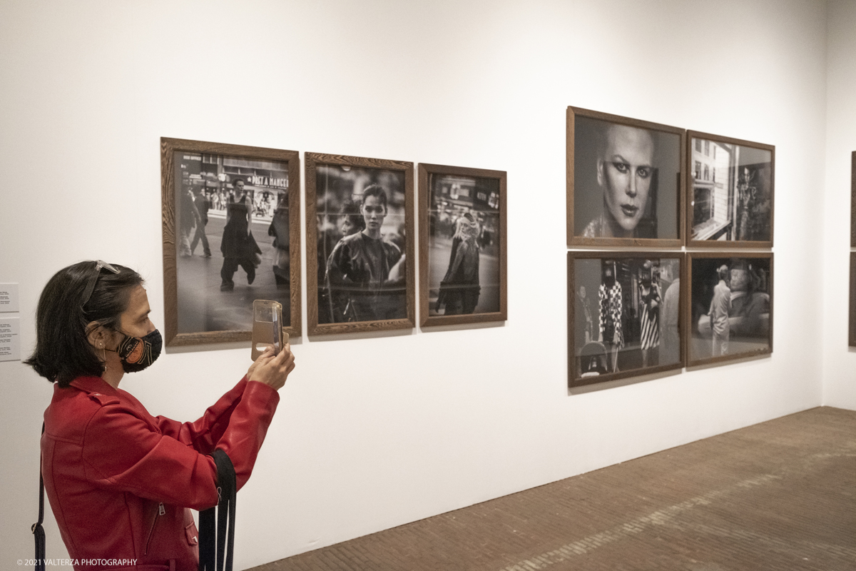 _DSF5263.jpg - 12/05/2021. Torino. Questa mostra, frutto della collaborazione tra Paratissima, la Peter Lindbergh foundation  ed Il Kunstpalast di Dusseldorf Ã¨ un autoritratto e, allo stesso tempo,un grande omaggio al maestro perchÃ¨ Ã¨ un progetto voluto e curato da lui personalmente  prima di lasciarci prematuramente. Nella foto in visita alla mostra