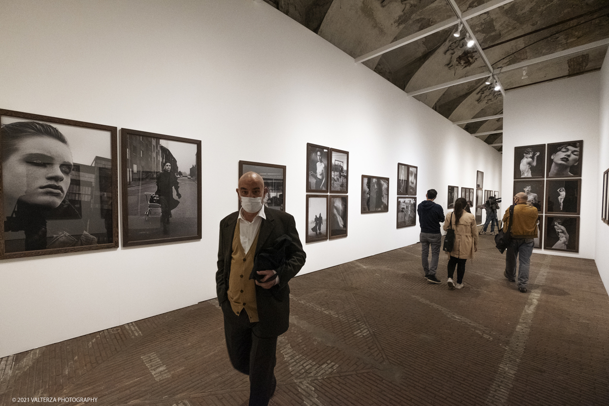 _DSF5272.jpg - 12/05/2021. Torino. Questa mostra, frutto della collaborazione tra Paratissima, la Peter Lindbergh foundation  ed Il Kunstpalast di Dusseldorf Ã¨ un autoritratto e, allo stesso tempo,un grande omaggio al maestro perchÃ¨ Ã¨ un progetto voluto e curato da lui personalmente  prima di lasciarci prematuramente. Nella foto in visita alla mostra