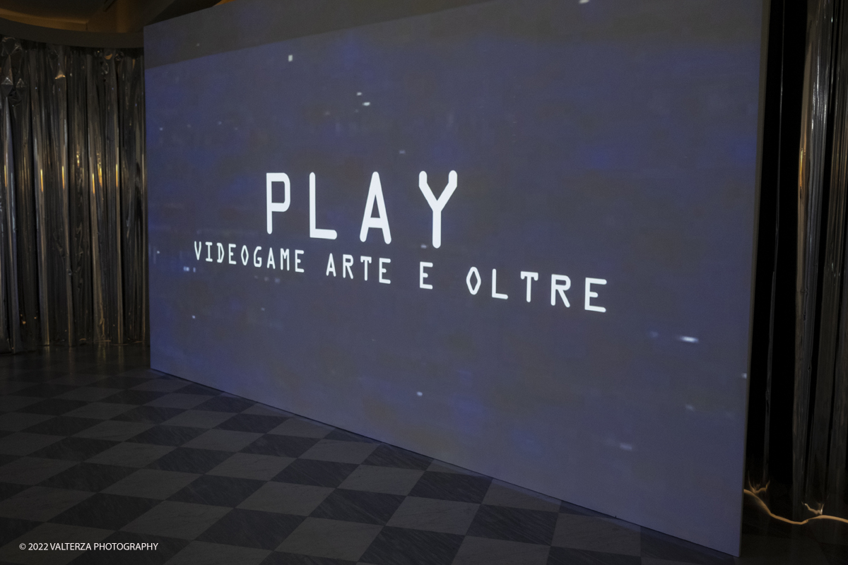 DSCF0670.jpg - 22/07/2022. Torino. La Reggia di Venaria presenta PLAY. Videogame, arte e oltre, una grande mostra che indaga i videogiochi come â€œdecima forma dâ€™arteâ€� praticata da 3 miliardi di persone nel mondo, riconoscendone i profondi impatti nella societÃ  contemporanea. Nella foto l'area di ingresso alla mostra con la locandina  digitale di PLAY: HIRO opera di Silvio Giordano