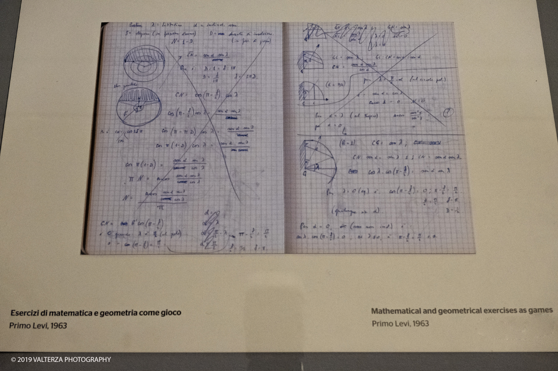 _DSF2385.jpg - 24/10/2019. Torino.  In occasione delle celebrazioni per il centenario della nascita di Primo Levi la GAM  espone per la prima volta in Italia, una selezione significativa dei lavori in filo metallico realizzati dal grande scrittore e intellettuale. Si tratta di oggetti con un forte carattere intimo e domestico, destinati agli scaffali dello studio dello scrittore oppure a essere regalati agli amici piÃ¹ cari: non ci sono datazioni precise (risalgono indicativamente al periodo 1955/1975), nÃ© titoli attribuiti dallâ€™autore. Il materiale utilizzato Ã¨ generalmente il filo di rame. Nella foto esercizi di matematica e geometria di Primo Levi, 1963