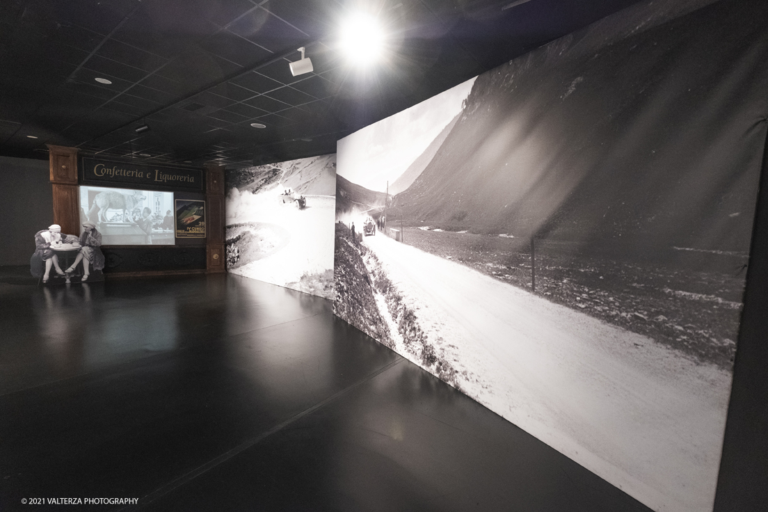 _DSF3776.jpg - 26/10/2021. Torino. Una mostra fotografica con le immagini del fotografo Adriano Scoffone racconta gli anni â€˜20 e â€˜30 della Provincia Granda e gli audaci piloti della Cuneo - Colle della Maddalena Nuvolari, Varzi, Campari e diversi altri. Nella foto l'allestimento di ingresso alla mostra