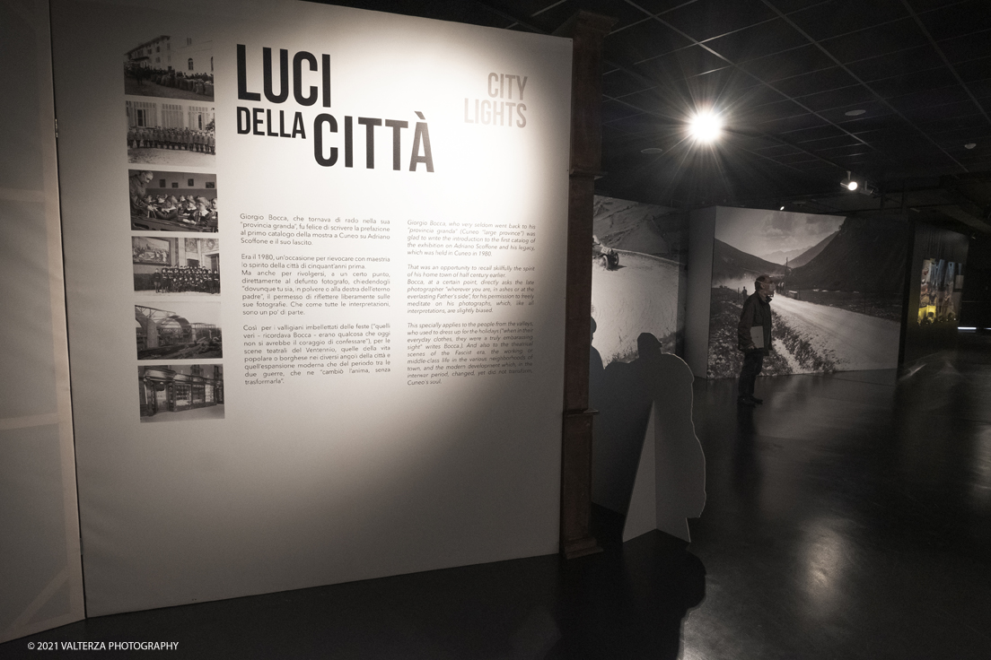 _DSF3797.jpg - 26/10/2021. Torino. Una mostra fotografica con le immagini del fotografo Adriano Scoffone racconta gli anni â€˜20 e â€˜30 della Provincia Granda e gli audaci piloti della Cuneo - Colle della Maddalena Nuvolari, Varzi, Campari e diversi altri. Nella foto l'allestimento di ingresso alla mostra