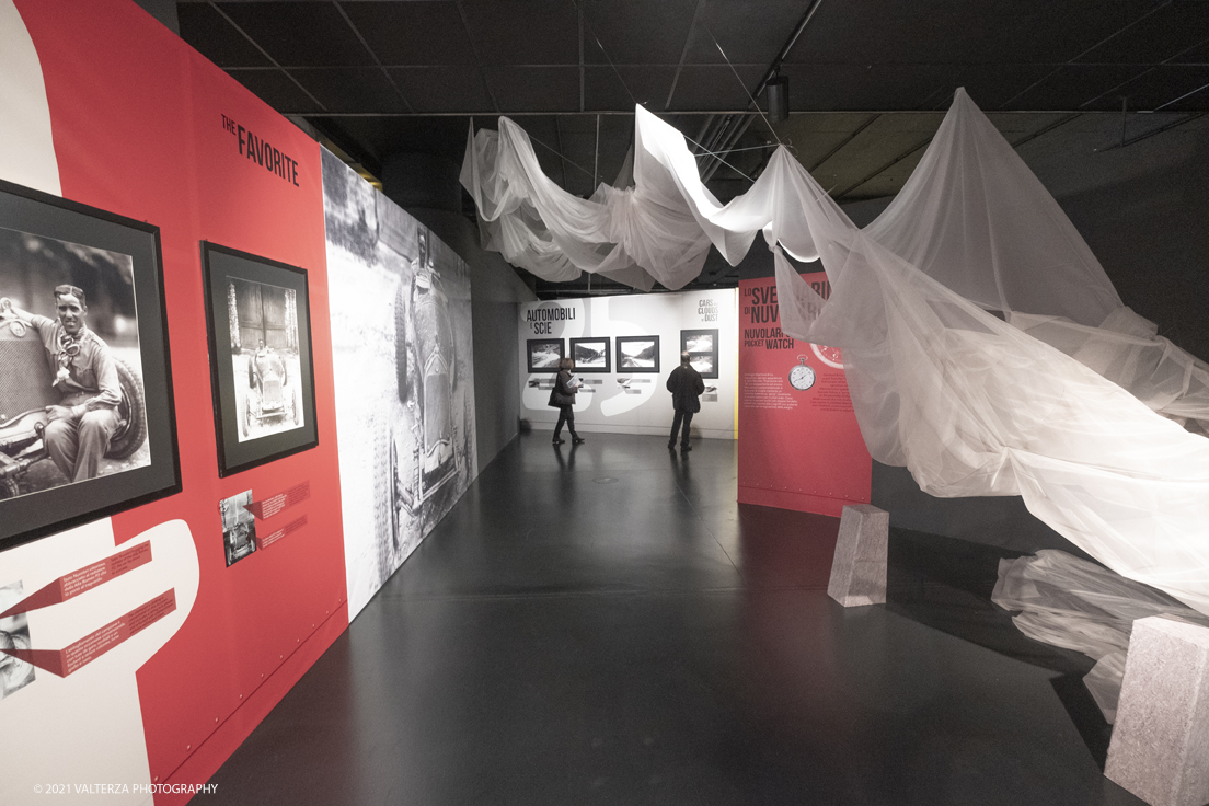 _DSF3840.jpg - 26/10/2021. Torino. Una mostra fotografica con le immagini del fotografo Adriano Scoffone racconta gli anni â€˜20 e â€˜30 della Provincia Granda e gli audaci piloti della Cuneo - Colle della Maddalena Nuvolari, Varzi, Campari e diversi altri. Nella foto parte dell'allestimento della mostra a cui ha contribuito anche Angelo Sala, per molti anni direttore dellâ€™allestimento scenico del Teatro alla Scala di Milano