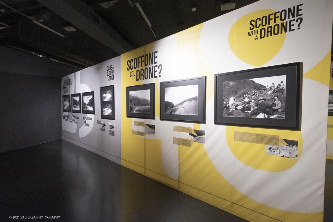 _DSF3857.jpg - 26/10/2021. Torino. Una mostra fotografica con le immagini del fotografo Adriano Scoffone racconta gli anni â€˜20 e â€˜30 della Provincia Granda e gli audaci piloti della Cuneo - Colle della Maddalena Nuvolari, Varzi, Campari e diversi altri. Nella foto l'allestimento con in mostra le foto di Adriano Scoffone