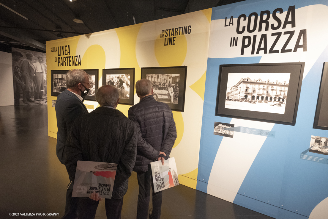 _DSF3879.jpg - 26/10/2021. Torino. Una mostra fotografica con le immagini del fotografo Adriano Scoffone racconta gli anni â€˜20 e â€˜30 della Provincia Granda e gli audaci piloti della Cuneo - Colle della Maddalena Nuvolari, Varzi, Campari e diversi altri. Nella foto l'allestimento con in mostra le foto di Adriano Scoffone