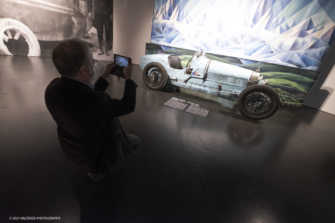 _DSF3946.jpg - 26/10/2021. Torino. Una mostra fotografica con le immagini del fotografo Adriano Scoffone racconta gli anni â€˜20 e â€˜30 della Provincia Granda e gli audaci piloti della Cuneo - Colle della Maddalena Nuvolari, Varzi, Campari e diversi altri. Nella foto una rara Bugatti 35 in mostra, uguale a quella con cui Avattaneo si ribaltÃ² durante la gara.