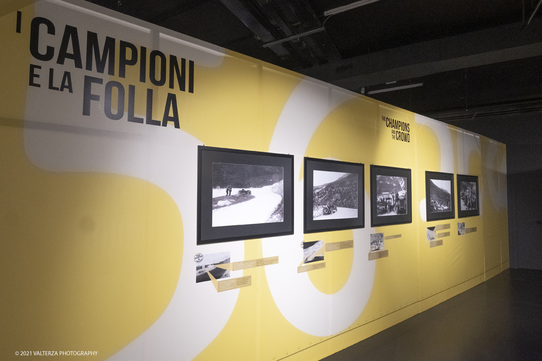 _DSF3982.jpg - 26/10/2021. Torino. Una mostra fotografica con le immagini del fotografo Adriano Scoffone racconta gli anni â€˜20 e â€˜30 della Provincia Granda e gli audaci piloti della Cuneo - Colle della Maddalena Nuvolari, Varzi, Campari e diversi altri. Nella foto l'allestimento con in mostra le foto di Adriano Scoffone