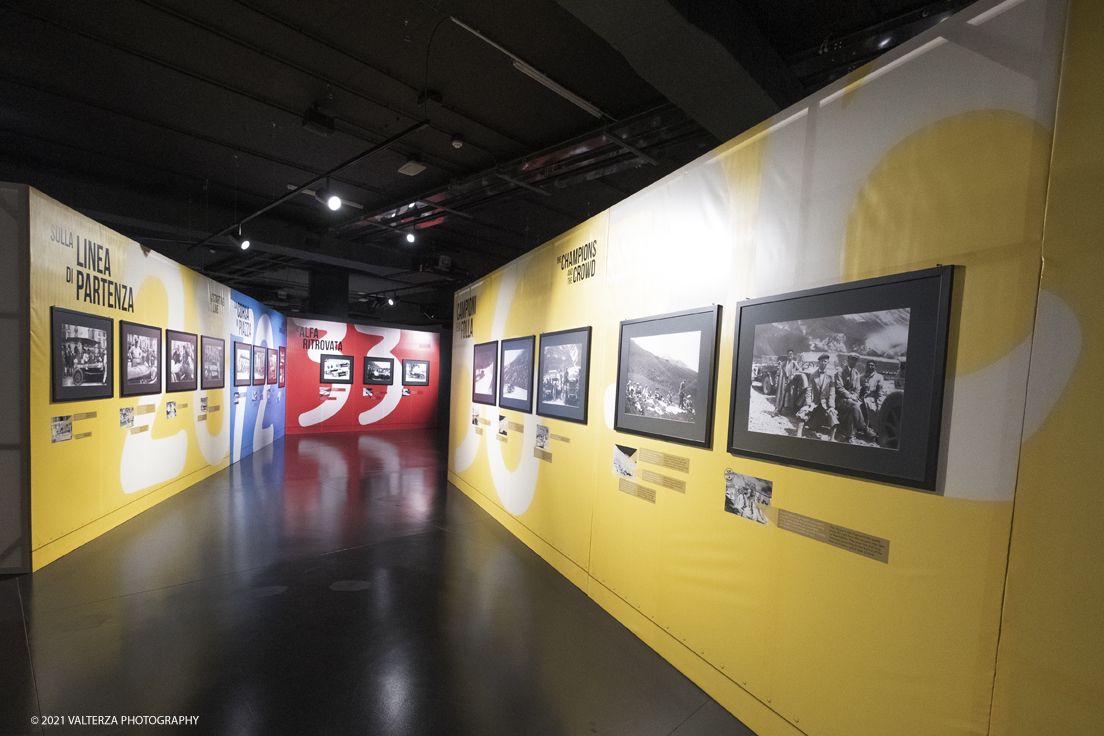 _DSF3994.jpg - 26/10/2021. Torino. Una mostra fotografica con le immagini del fotografo Adriano Scoffone racconta gli anni â€˜20 e â€˜30 della Provincia Granda e gli audaci piloti della Cuneo - Colle della Maddalena Nuvolari, Varzi, Campari e diversi altri. Nella foto l'allestimento con in mostra le foto di Adriano Scoffone