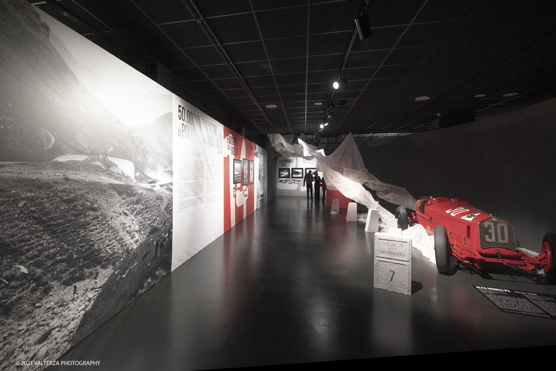 _DSF4017.jpg - 26/10/2021. Torino. Una mostra fotografica con le immagini del fotografo Adriano Scoffone racconta gli anni â€˜20 e â€˜30 della Provincia Granda e gli audaci piloti della Cuneo - Colle della Maddalena Nuvolari, Varzi, Campari e diversi altri. Nella foto parte dell'allestimento della mostra a cui ha contribuito anche Angelo Sala, per molti anni direttore dellâ€™allestimento scenico del Teatro alla Scala di Milano