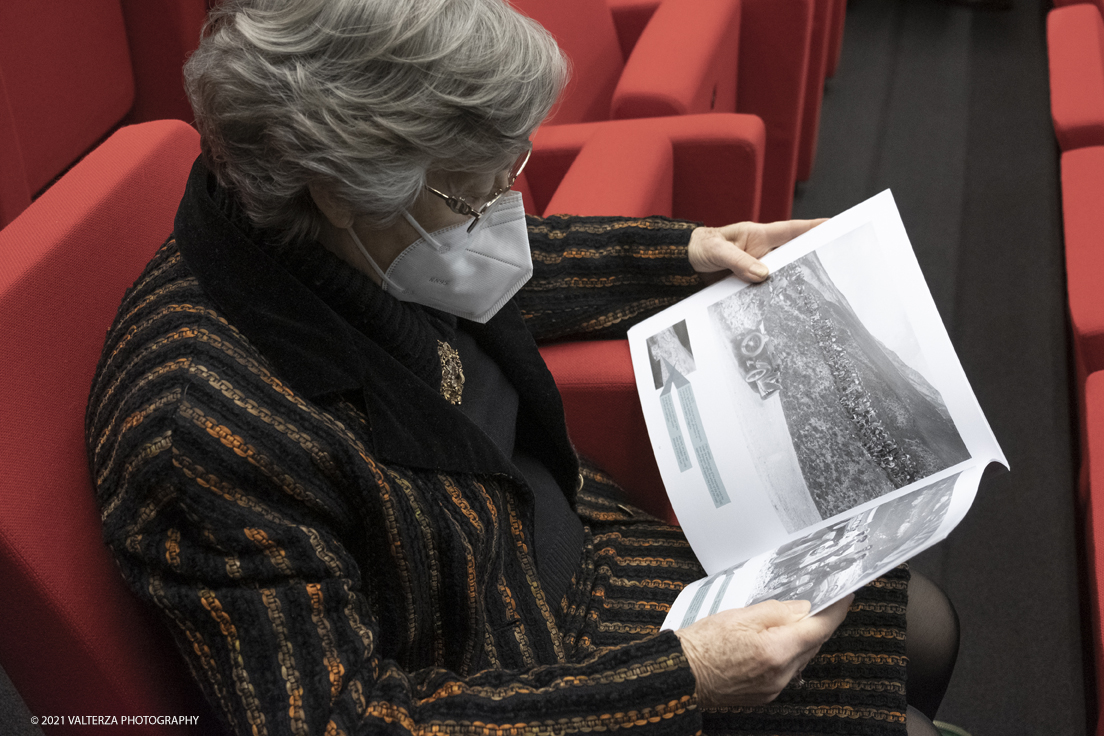 _DSF5564.jpg - 26/10/2021. Torino. Una mostra fotografica con le immagini del fotografo Adriano Scoffone racconta gli anni â€˜20 e â€˜30 della Provincia Granda e gli audaci piloti della Cuneo - Colle della Maddalena Nuvolari, Varzi, Campari e diversi altri. Nella foto consultazione del libro/catalogo della mostra in attesa dell'inizio dell' vento