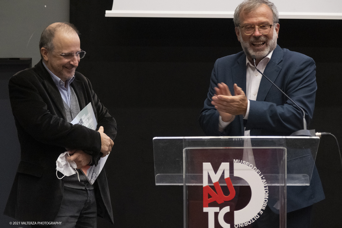 _DSF5841.jpg - 26/10/2021. Torino. Una mostra fotografica con le immagini del fotografo Adriano Scoffone racconta gli anni â€˜20 e â€˜30 della Provincia Granda e gli audaci piloti della Cuneo - Colle della Maddalena Nuvolari, Varzi, Campari e diversi altri. Nella foto Marco Robino  autore del Tappeto musicale della mostra con il curatore GiosuÃ¨ Boetto Cohen