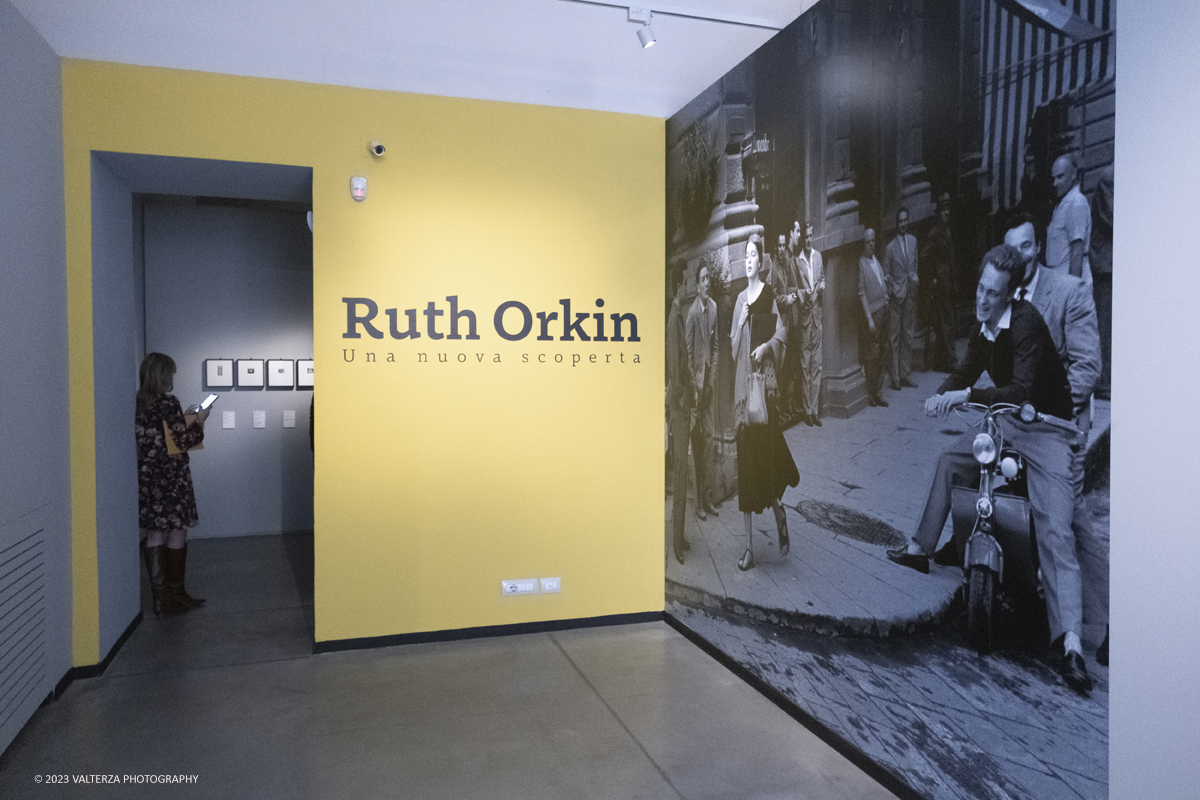 _DSF4855.jpg - 16/030/2023. Torino   Lâ€™esposizione , curata da Anne Morin,  riunisce 156 fotografie, la maggior parte delle quali originali per raccontare la carriera di Ruth Orkin, fotoreporter, fotografa e regista statunitense, tra le piÃ¹ rilevanti del XX secolo,  la cui opera Ã¨ ancora oggi poco nota.Nella foto l'area di ingresso alla mostra