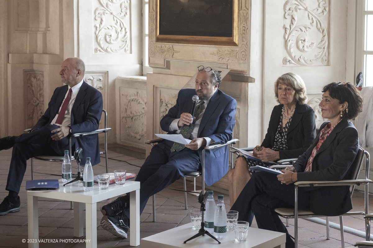 _DSF6049.jpg - 27/09/2023. Torino. La Reggia di Venaria conclude l'anno 2023 dedicato al tema del cibo con una mostra emblematica fin dal titolo: Sovrani a Tavola .Pranzi imbanditi nelle corti Italiane.  Nella foto  il Direttore generale del Consorzio, Guido Curto, curata da Andrea Merlotti, storico e direttore del Centro Studi del Consorzio delle Residenze Reali Sabaude, insieme alle storiche dellâ€™arte Silvia Ghisotti e Clara Goria, rispettivamente Capo conservatore emerito e Conservatrice della Reggia di Venaria,relatori alla presentazione della mostra