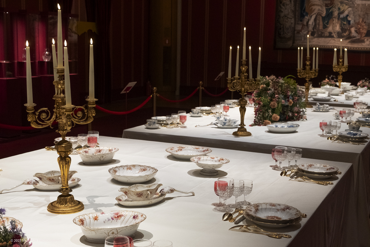 _DSF6216.jpg - 27/09/2023. Torino. La Reggia di Venaria conclude l'anno 2023 dedicato al tema del cibo con una mostra emblematica fin dal titolo: Sovrani a Tavola .Pranzi imbanditi nelle corti Italiane.  Nella foto la sala 14   dedicata al tema Pranzi al Quirinale , I tre servizi della mise en place fanno parte della Raccolta Vasella vecchia del Quirinale