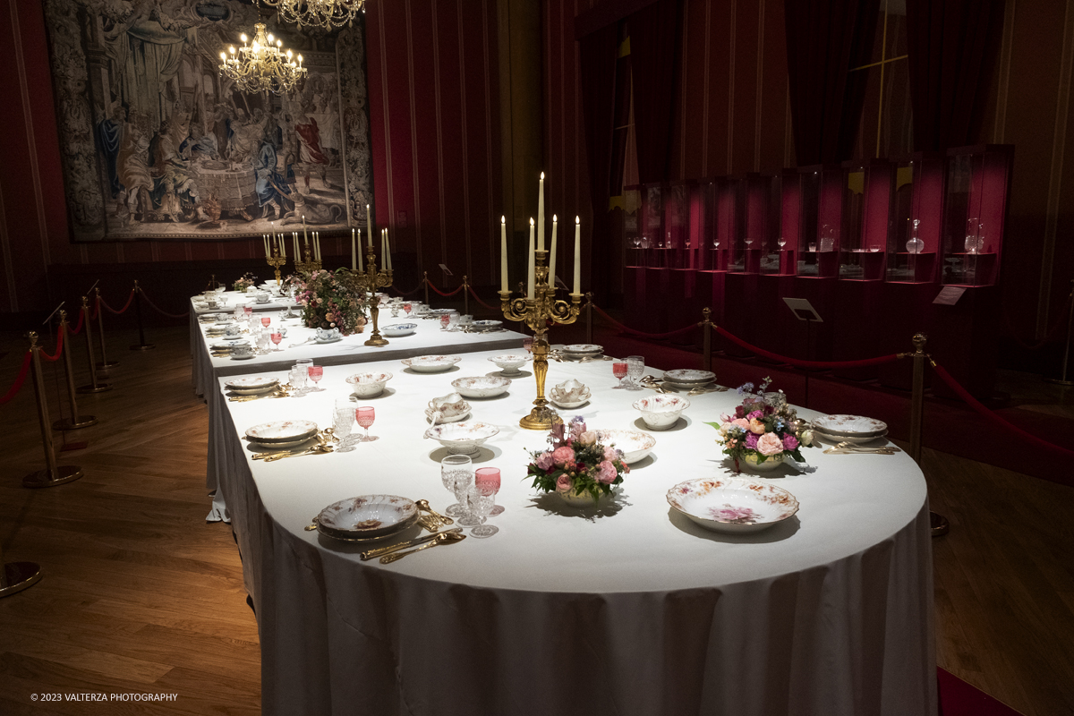 _DSF6223.jpg - 27/09/2023. Torino. La Reggia di Venaria conclude l'anno 2023 dedicato al tema del cibo con una mostra emblematica fin dal titolo: Sovrani a Tavola .Pranzi imbanditi nelle corti Italiane.  Nella foto la sala 14   dedicata al tema Pranzi al Quirinale , i tre servizi della mise en place fanno parte della Raccolta Vasella vecchia del Quirinale