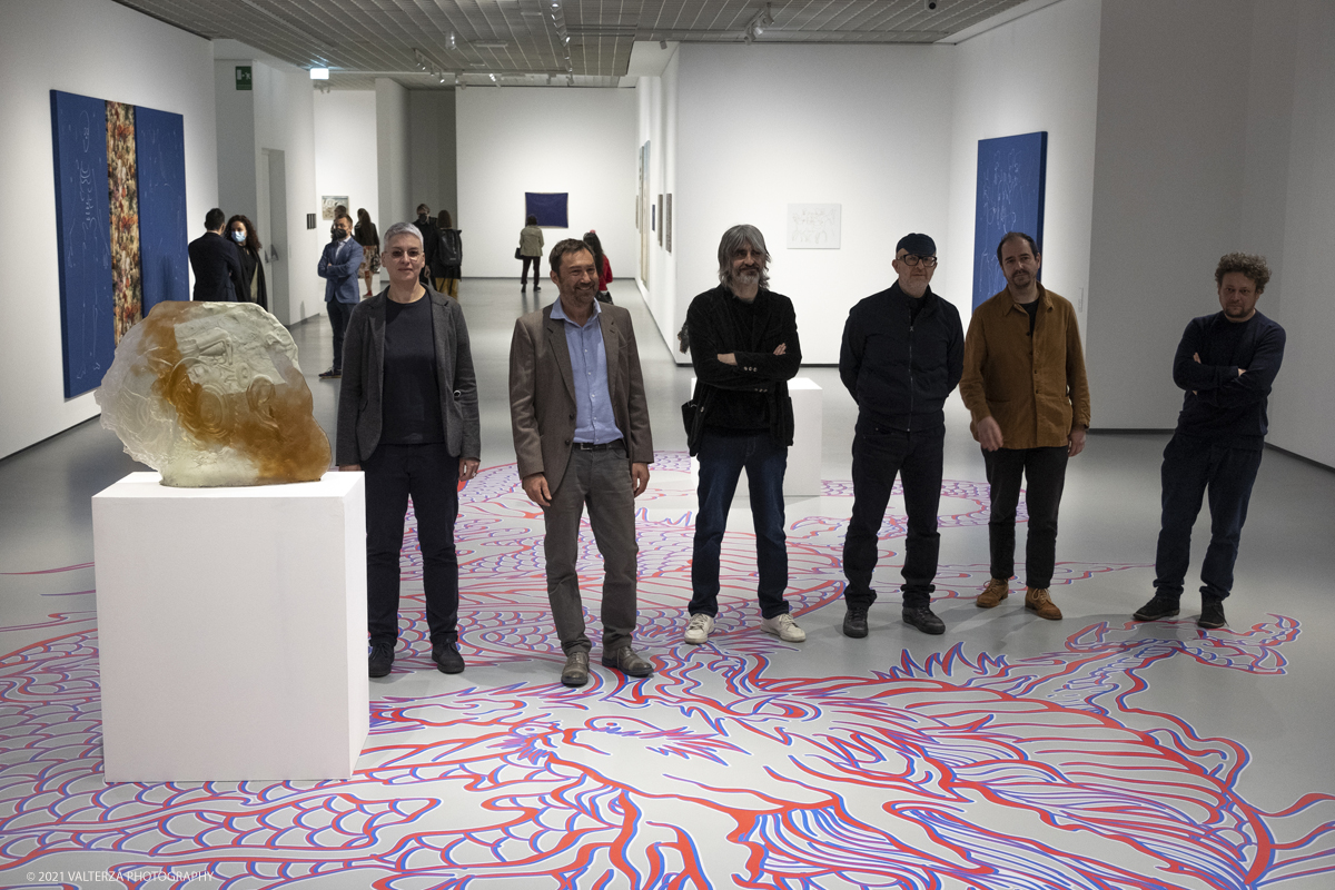 _DSF4271.jpg - 04/05/2021. Torino. Apertura della mostra delle opere di Francesco Barocco, Riccardo Baruzzi, Luca Bertolo, Flavio Favelli, Diego Perrone.  Nella foto immagine di gruppo della curatrice Elena Volpato con gli artisti Luca Bertolo, Francesco Barocco, Flavio Favelli, Riccardo Baruzzi e Diego Perrone