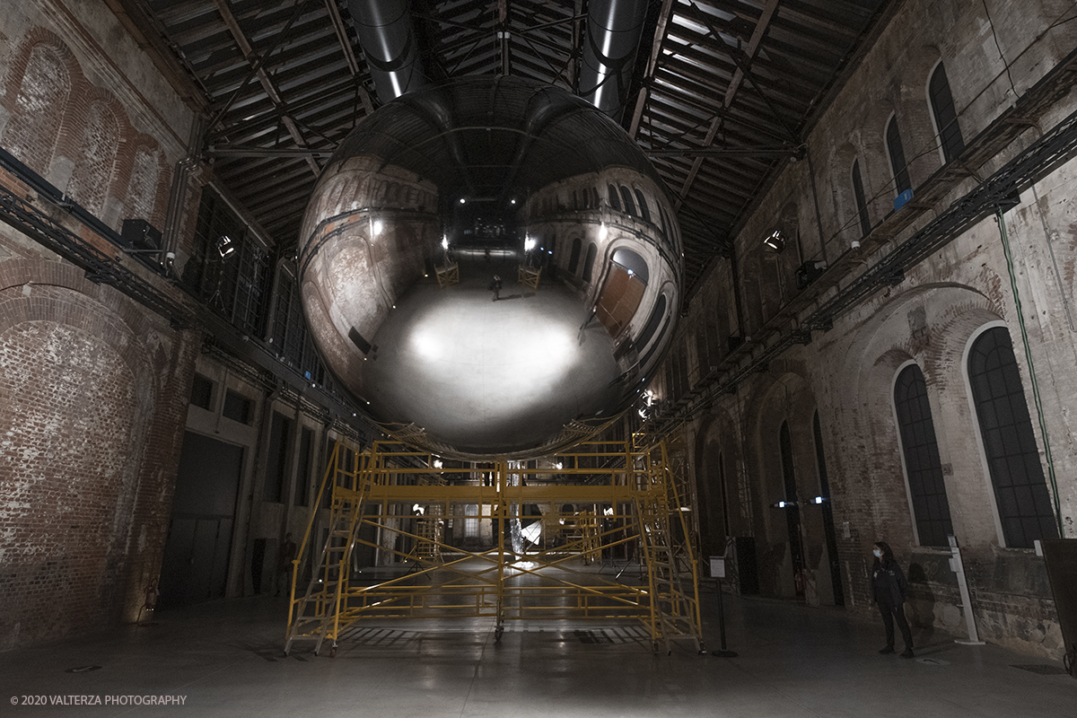 _DSF5779.jpg - La nuova mostra site-specific di Trevor Paglenpresenta tre satelliti non funzionali, leggere sculture di grandi dimensioni concepiteper poter orbitare nello spazio come operetransitorie, minimali ed evocative di un nuovorapporto tra arte, scienza e potere politicocontemporaneo. A cura di Ilaria Bonacossa (Artissima)