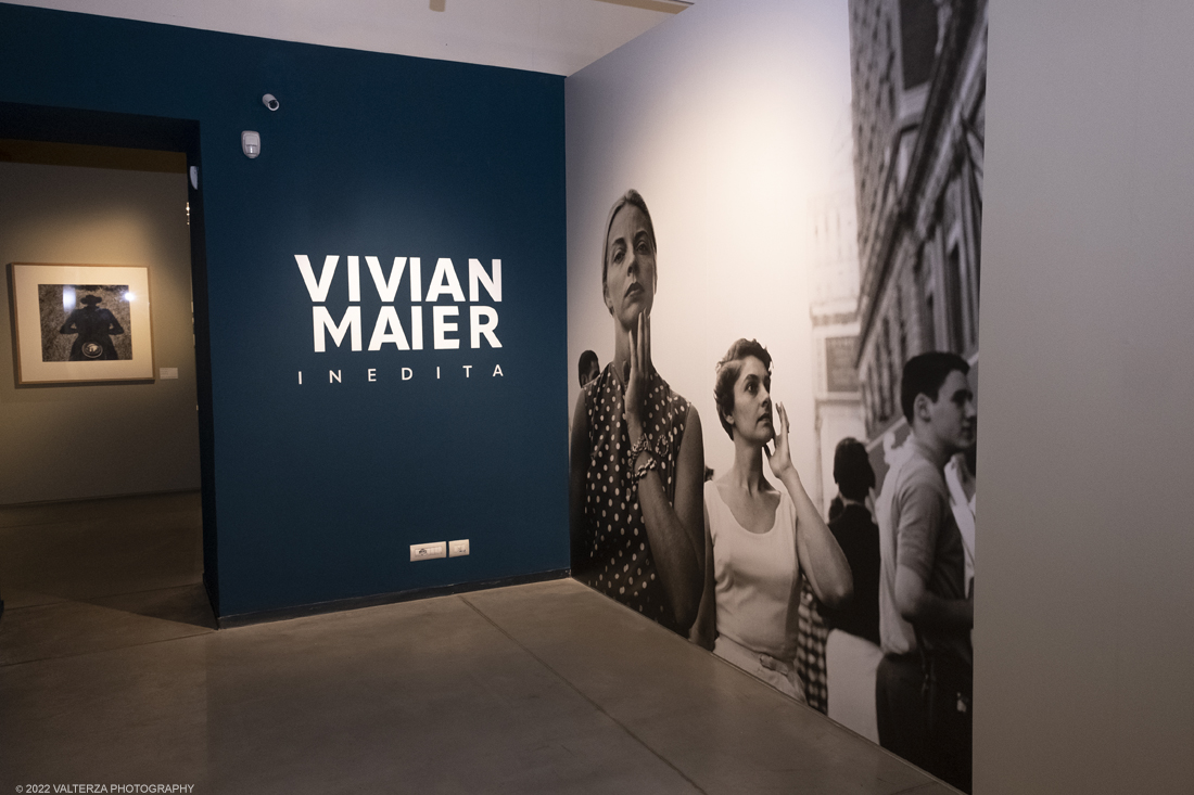 _DSF3225.jpg - 09/02/2022. Torino. Lâ€™esposizione si prefigge di raccontare aspetti sconosciuti o poco noti della misteriosa vicenda umana e artistica di Vivian Maier, approfondendo nuovi capitoli o proponendo lavori finora inediti, come la serie di scatti realizzati durante il suo viaggio in Italia, in particolare a Torino e Genova, nellâ€™estate del 1959. Nella foto l'area di ingresso alla mostra.