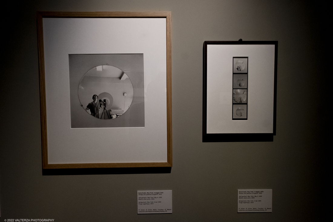 _DSF3231.jpg - 09/02/2022. Torino. Lâ€™esposizione si prefigge di raccontare aspetti sconosciuti o poco noti della misteriosa vicenda umana e artistica di Vivian Maier, approfondendo nuovi capitoli o proponendo lavori finora inediti, come la serie di scatti realizzati durante il suo viaggio in Italia, in particolare a Torino e Genova, nellâ€™estate del 1959. Nella foto immagini degli anni '50 della sezione dedicata agli autoritratti