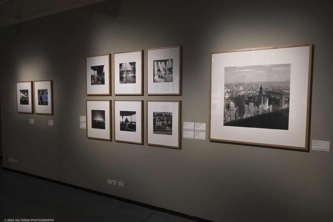 _DSF3245.jpg - 09/02/2022. Torino. Lâ€™esposizione si prefigge di raccontare aspetti sconosciuti o poco noti della misteriosa vicenda umana e artistica di Vivian Maier, approfondendo nuovi capitoli o proponendo lavori finora inediti, come la serie di scatti realizzati durante il suo viaggio in Italia, in particolare a Torino e Genova, nellâ€™estate del 1959. Nella foto immaagini della sezione dedicata a La strada