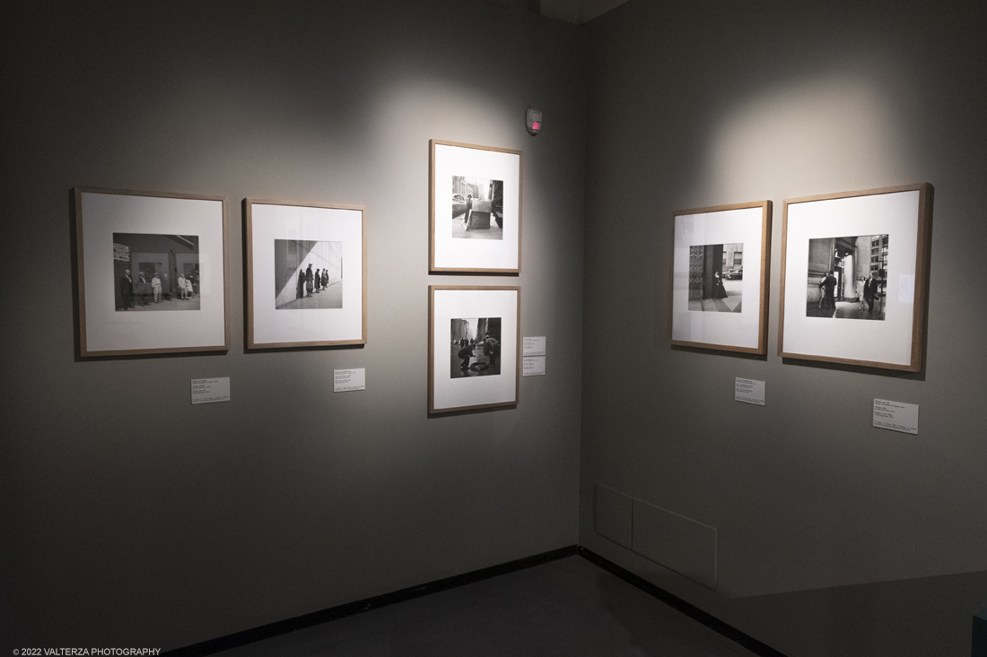 _DSF3293.jpg - 09/02/2022. Torino. Lâ€™esposizione si prefigge di raccontare aspetti sconosciuti o poco noti della misteriosa vicenda umana e artistica di Vivian Maier, approfondendo nuovi capitoli o proponendo lavori finora inediti, come la serie di scatti realizzati durante il suo viaggio in Italia, in particolare a Torino e Genova, nellâ€™estate del 1959. Nella foto immagini della sezione La strada. Teatro dell'ordinario